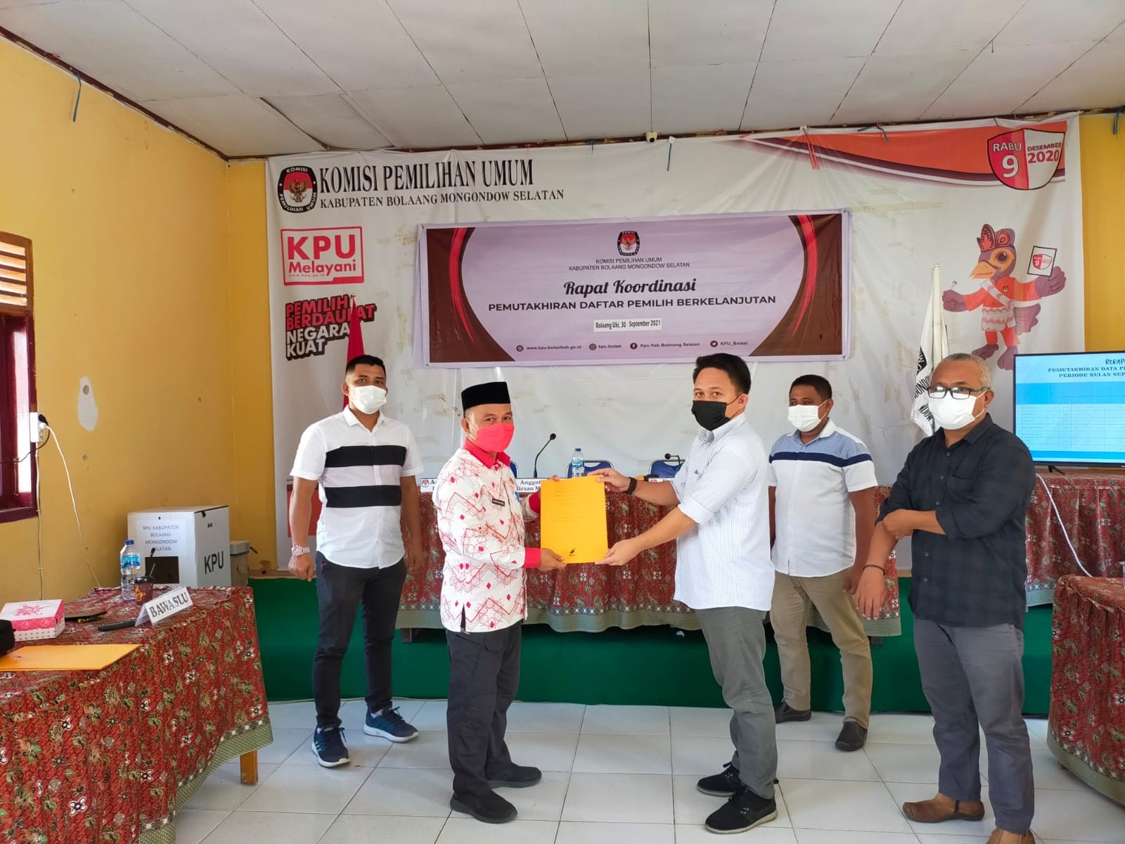 penyerahan kepada Kepala Kantor Kesbangpol Kab. Bolsel